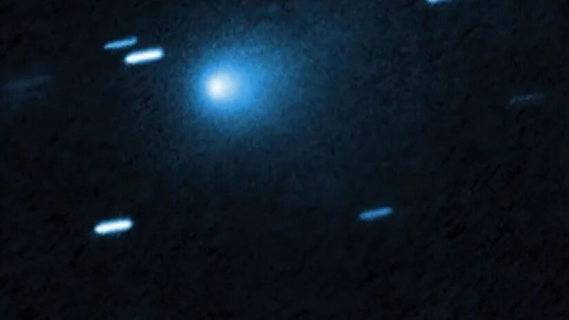 Estima-se que o Atlas tenha entre 440 metros e 5,5 km de diâmetro. A medição é complexa porque, ao se aproximar do Sol, o núcleo de gelo libera uma nuvem brilhante de gás e poeira, dificultando a observação direta/  Foto de NASA, ESA, David Jewitt (UCLA), Joseph DePasquale (STScI)