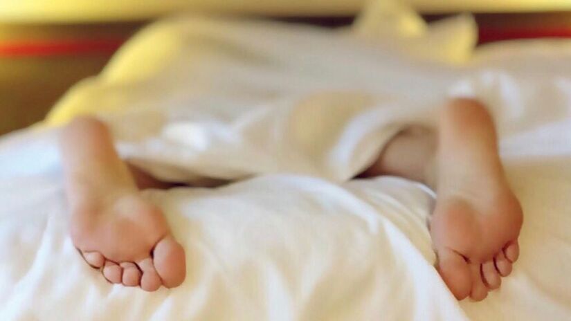 Opte por colchões de espuma de memória ou de molas ensacadas, que costumam ser boas opções para a maioria das pessoas, pois adaptam-se ao corpo e distribuem o peso uniformemente/ Pexels