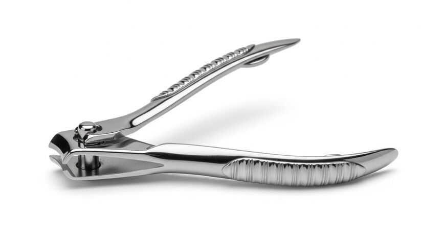 O orifício permite inserir objetos finos como palitos ou clipes de papel para realizar a limpeza profunda das lâminas e remover resíduos acumulados