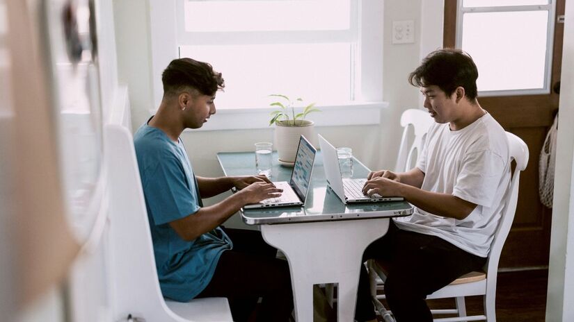 1. Use senhas fortes e autenticação em duas etapas (2FA)

Ataques com IA conseguem testar milhões de combinações rapidamente. Senhas longas + 2FA bloqueiam a maior parte das invasões/ Unsplash 
