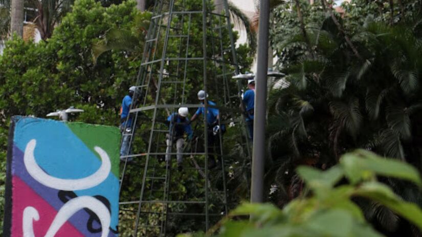 Na Orla, Santos terá trenzinho elétrico acessível na Praça Luiz La Scala, túnel iluminado, Vilinha de Natal no Gonzaga, apresentações de LED no bonde, decoração especial no Deck do Pescador, Ponte Edgard Perdigão e Monumento Amo Santos, além de árvores estilizadas, cordões de LED, elementos 2D nos canais, postes e jardins. Divulgação/Francisco Arrais 