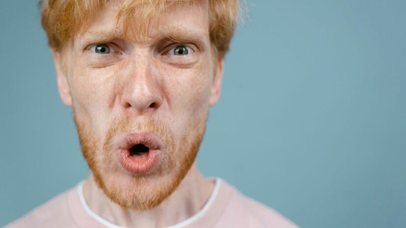 2) "Você entendeu errado"
Quando uma piada ou comentário falha, a última coisa a fazer é minimizar o impacto dizendo que a outra pessoa "entendeu errado". Essa resposta tenta justificar a ação em vez de reparar o dano. Pessoas socialmente habilidosas não se defendem, procuram consertar/ Pexels