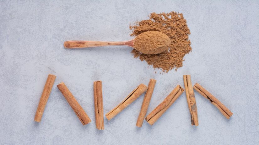 Polvilhe canela a gosto  seja ao acomodar as maçãs antes de assar ou no momento de servir  para realçar o aroma e deixar a receita ainda mais acolhedora/ azerbaijan_stockers/Freepik