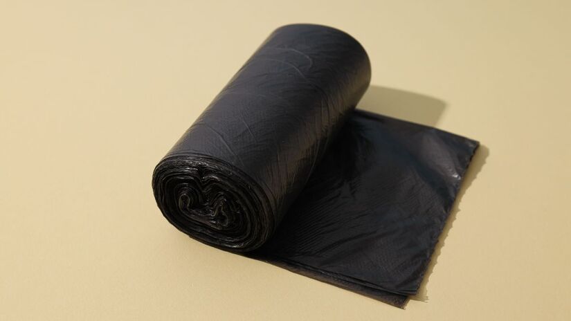 Sacos de lixo para descarte  Essenciais para remover o que não tem mais utilidade e abrir espaço para a organização real acontecer/ atlascompany/Freepik