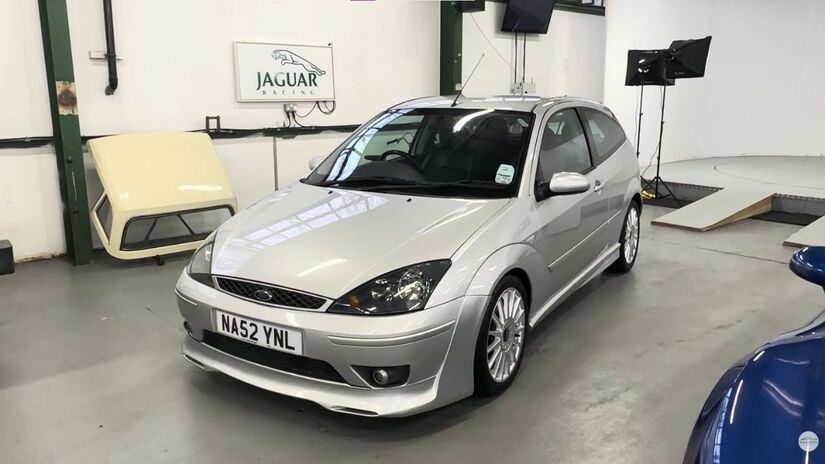 A estreia da linha ST em 2002 elevou o Focus ao universo esportivo com suspensão mais firme, visual exclusivo e desempenho mais agressivo/ Reprodução Youtube/WB & Sons