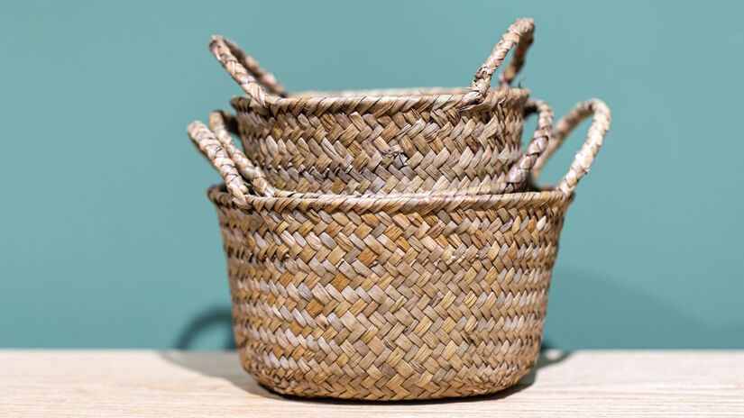 Um cesto grande para itens fora do lugar  Ideal para reunir objetos espalhados pela casa e redistribuí-los depois, sem perder tempo indo de cômodo em cômodo/ pvproductions/Freepik
