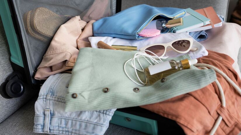 A mala lotada é resultado de levar itens que nunca serão usados/ Freepik
