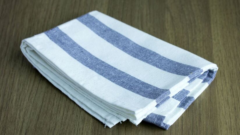 Usado para várias tarefas, o pano de prato pode ser uma das principais fontes de contaminação cruzada. /Freepik

