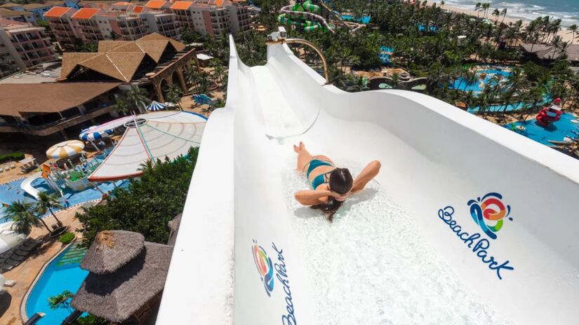2. Atrações que impulsionaram o sucesso
O parque reúne atrações para todas as idades, como o Insano  um dos toboáguas mais altos do mundo, com altura equivalente a 14 andares  além de piscinas temáticas, corredeiras artificiais, áreas de descanso e espaços especialmente pensados para crianças e famílias/ Divulgação
