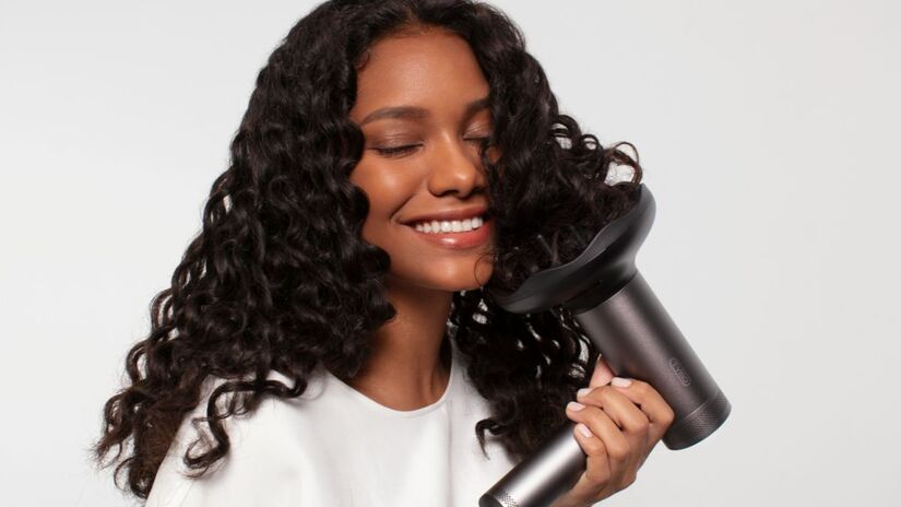 2. Proteção solar capilar é essencial
Assim como a pele, o cabelo também precisa de proteção solar. Produtos com filtro UV ajudam a evitar que os fios fiquem porosos, quebradiços e desbotem devido à exposição ao sol./Pexels
