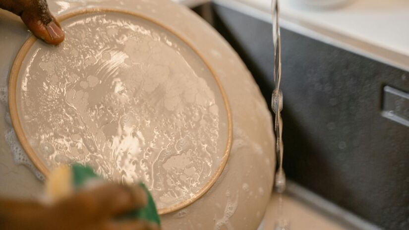 Truque das donas de casa: o ácido acético do vinagre dissolve gordura com muito mais facilidade/ Pexels