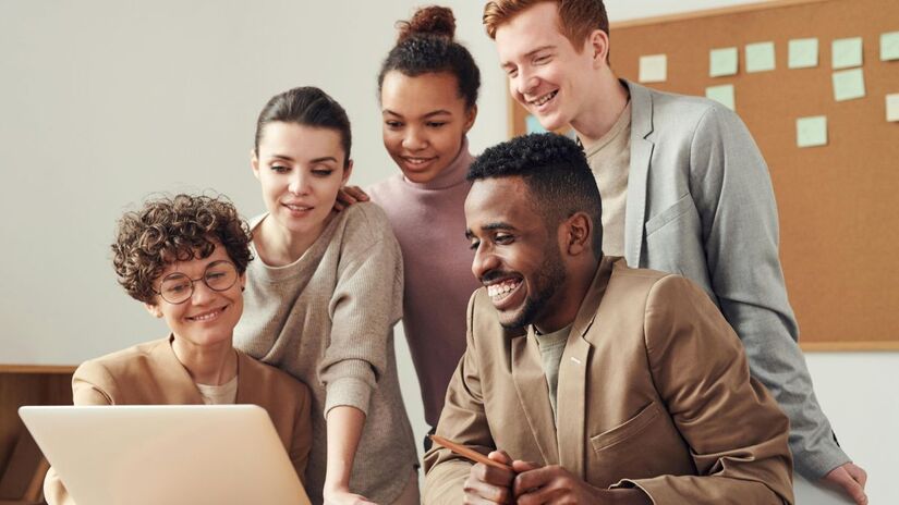 Fortalece o clima organizacional
A capacidade de compreender e administrar emoções contribui para ambientes mais harmônicos e colaborativos/Pexels