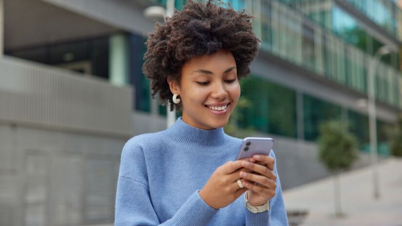 1) Acesse o app FGTS e toque em "Solicitar seu saque 100% digital" ou no menu "Saques"/ Pexels