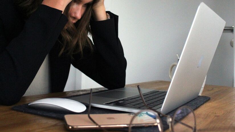 Estresse: Os millennials destacam-se como a geração com os níveis mais elevados de cortisol, o hormônio do estresse. Quando mantido em níveis cronicamente elevados, o cortisol promove resistência à insulina e hipertensão, além de enfraquecer significativamente o sistema imunológico/ Unsplash