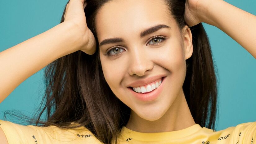 O espelho mostra uma versão invertida do nosso rosto, por isso a imagem na foto pode parecer "estranha"/ Pexels
