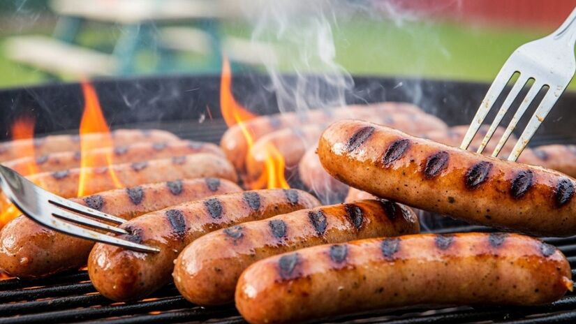 A linguiça deixou de ser um acompanhamento simples e se tornou protagonista nos churrascos / Imagens geradas por IA/ImageFX