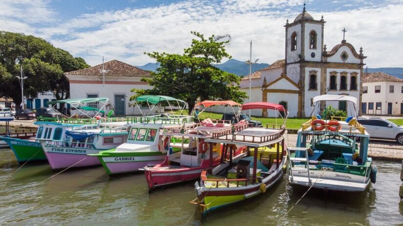 Passeio imperdível: navegar pela Baía de Paraty. As ilhas e águas transparentes são perfeitas para mergulho, fotos e um dia tranquilo no mar. Rogério Cassimiro / MTur
