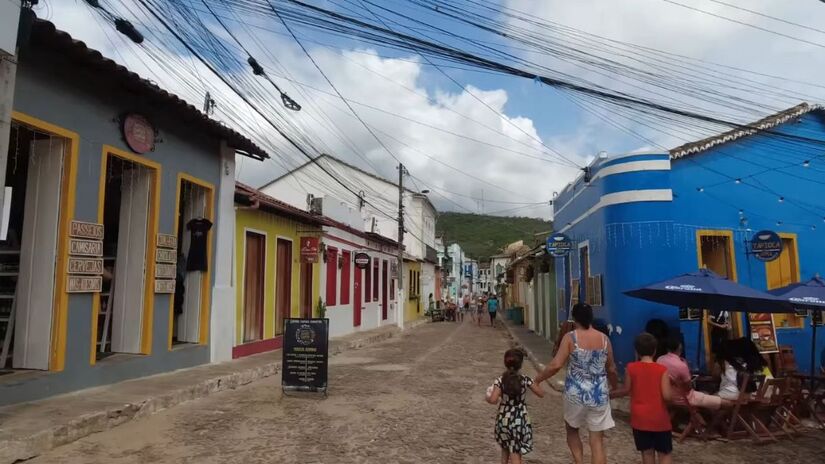 A região ao redor oferece trilhas, mirantes elevados, cavernas enormes e cachoeiras impressionantes para diferentes perfis de aventureiros