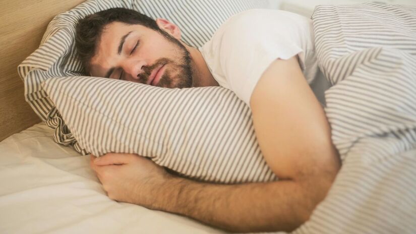 Evite dormir de bruços, pois essa posição pode aumentar a tensão na coluna cervical e lombar/ Pexels