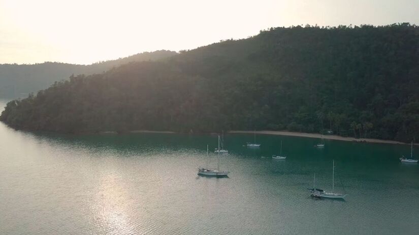 O nome "Praia dos Vagabundos" surgiu porque velejadores usavam o local como ponto de descanso entre travessias / Fotos: Reprodução Youtube/Hashtag Sal