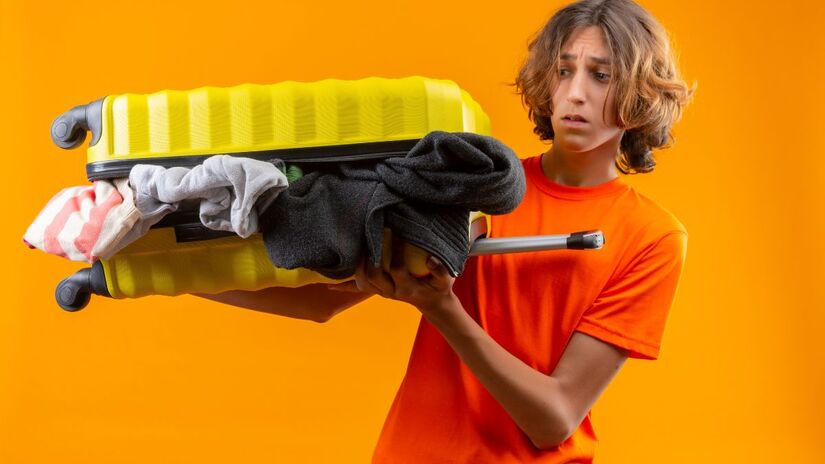 Sem um saco separado, tudo vira bagunça  e mau cheiro  na mala/ stockking/Freepik