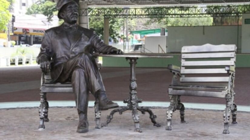 Escultura de Adoniran Barbosa no CACC: Homenagem em bronze ao compositor e cantor valinhense, instalada no Centro de Artes, Cultura e Comércio, celebrando o legado do ícone da música brasileira/ Circuito das Frutas