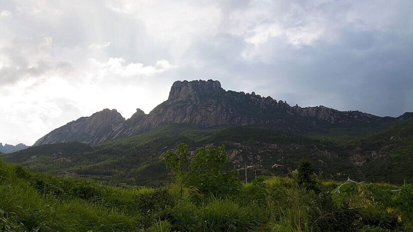 Vista panorâmica da montanha de Lingshan, na província chinesa de Jiangxi, onde foi instalada a nova atração/ Zhangzhugang/Wikimedia