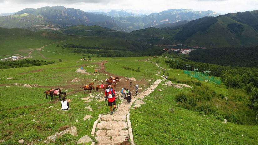 Trecho tradicional de trilha na região leste da montanha de Lingshan, que antes exigia preparo físico e longas horas de caminhada/ rheins/Wikimedia