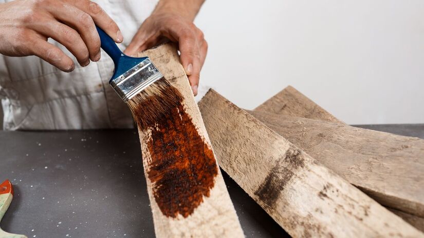 O uso de verniz marítimo ou stain cria uma barreira contra a maresia e prolonga a vida útil da madeira/ cookie_studio/Freepik