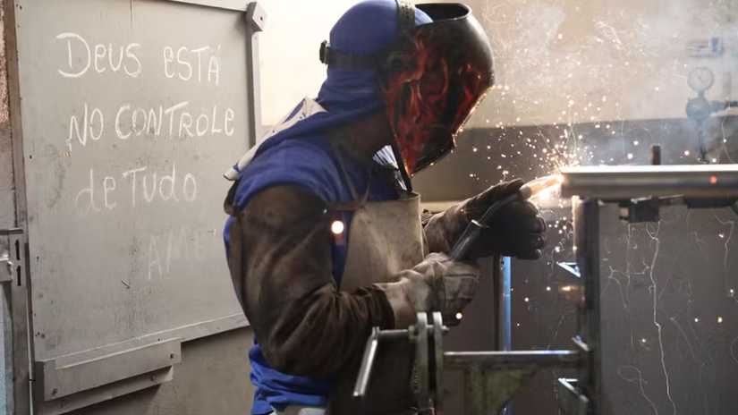 Detentos participam de oficinas de trabalho para diminuir a pena na prisão em SP, como parte da ressocialização da penitenciária; programas de capacitação profissional fazem parte da rotina do presídio/ Divulgação/Funap