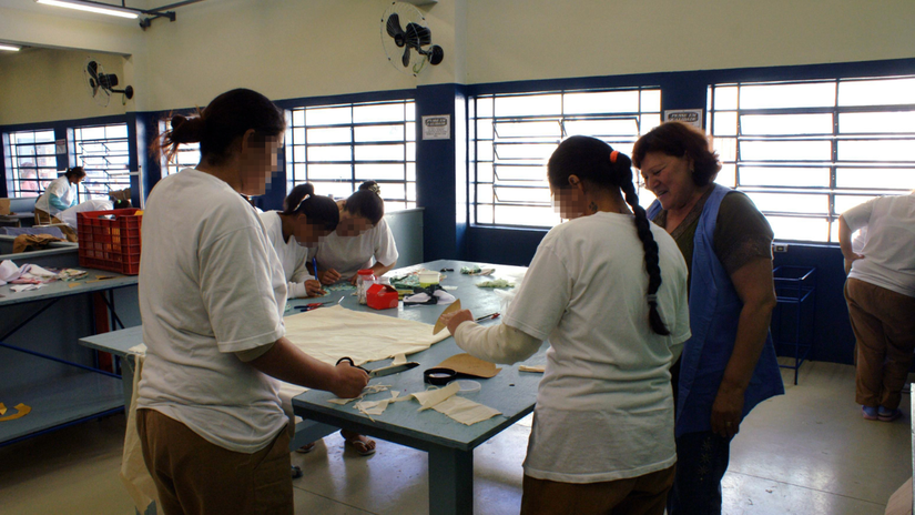 Oficina de Costura inaugurada em 25 de julho de 2011 na PFII de Tremembé. A cada dois meses, 15 reeducandas são selecionadas para participar do curso promovido pela Funap, produzindo peças como bolsas, almofadas e panos de prato/ Secretaria da Administração Penitenciária/Flickr