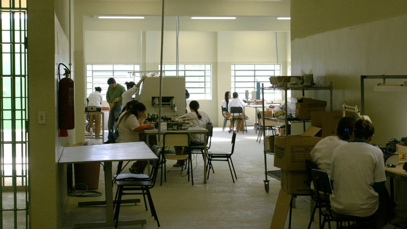 Espaço interno da Penitenciária Feminina II de Tremembé adaptado para a confecção de artesanatos e produtos têxteis feitos por detentas, posteriormente comercializados na loja Daspre ("Do Lado de Lá"), em São Paulo/ Secretaria da Administração Penitenciária/Flickr