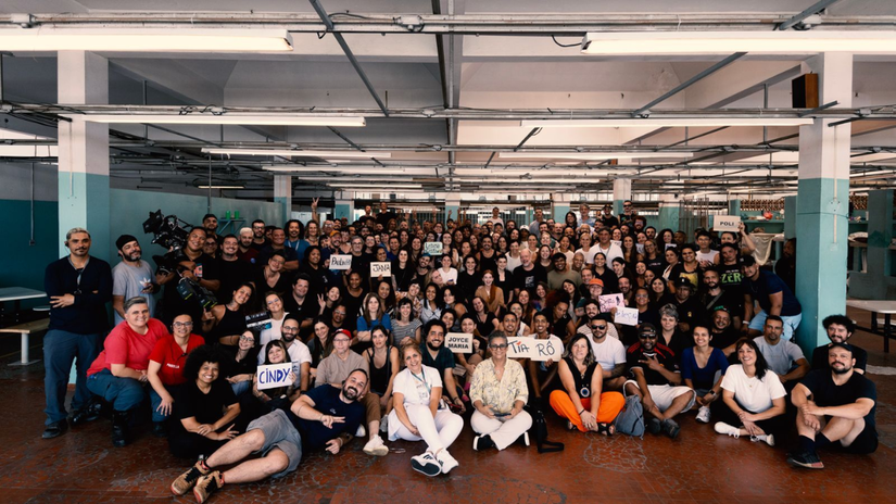 Elenco e equipe técnica de 'Tremembé' reunidos no encerramento das gravações. A foto foi feita dentro da antiga fábrica, local que foi transformado em cenário principal da série/ Reprodução LinkedIn/Lu Lopes