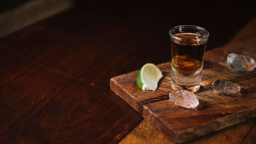 A fermentação e a destilação desse resíduo deram origem ao destilado que se tornaria característico do Brasil