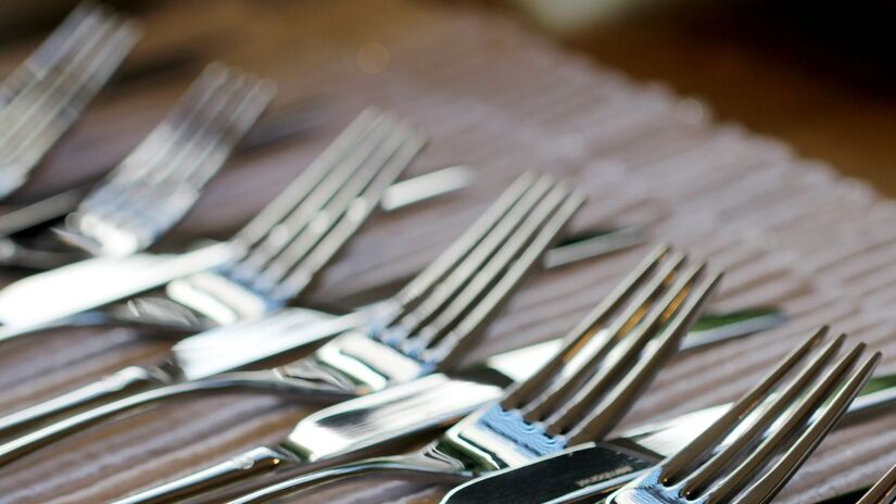 Separar talheres por tipo e tamanho deixa tudo mais acessível e transforma o visual da cozinha/ Unsplash

