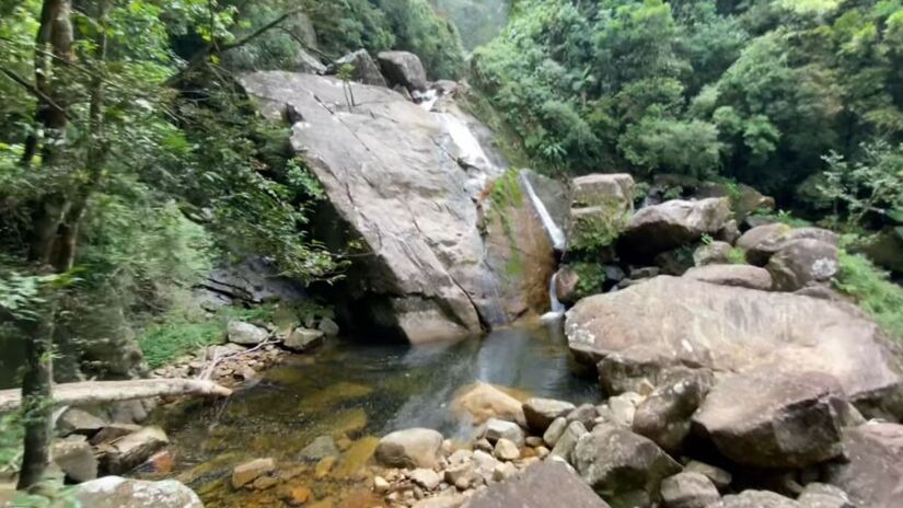 A cachoeira está localizada dentro dos limites do Parque Estadual da Serra do Mar (PESM), um santuário da Mata Atlântica