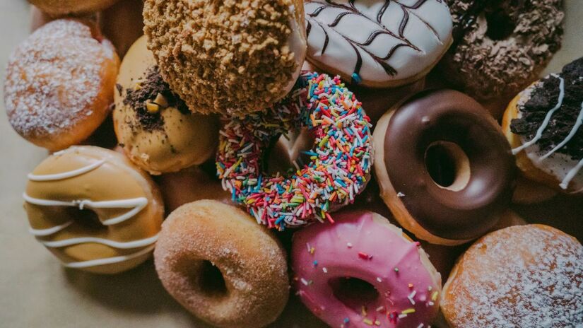 Melhora na saúde da pele
Pode ocorrer uma redução da acne e da inflamação cutânea/Unsplash