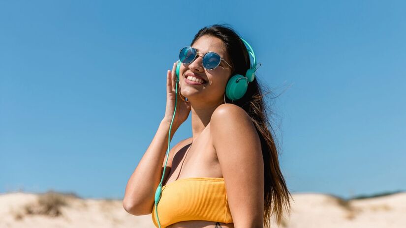 Hidrate-se ao longo do dia. A exposição ao sol desidrata o corpo e a pele precisa desse suporte para se recuperar/Freepik
