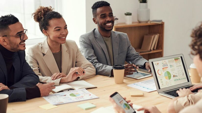 Aumenta as chances de crescimento na carreira
Pessoas com inteligência emocional tendem a se destacar, ampliando oportunidades de promoção e reconhecimento/Pexels