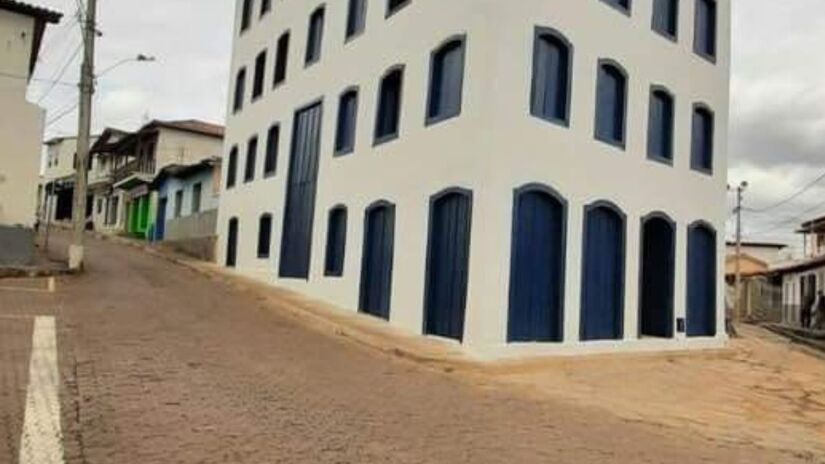 A construção possui 59 janelas, quatro portas de loja no térreo e uma porta principal de 3,60 metros de altura, revelando dimensões excepcionais para a época