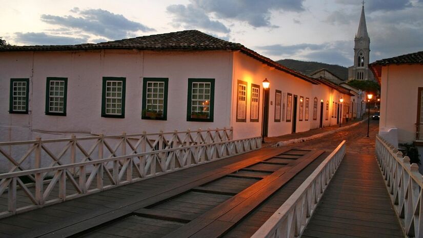 Localizada às margens do Rio Vermelho, a cidade conserva o charme de suas ruas de pedra e casas coloniais coloridas / Wagner Araújo/Reprodução IPHAN