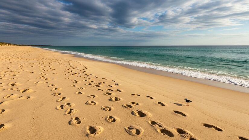 As ruas são de terra, e as opções de hospedagem se limitam a cabanas simples e áreas de camping