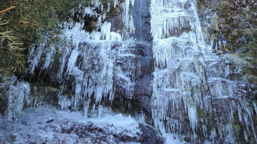 No topo do Morro das Torres, as quedas d'água se transformam em esculturas de gelo durante o inverno rigoroso/Prefeitura de Urupema