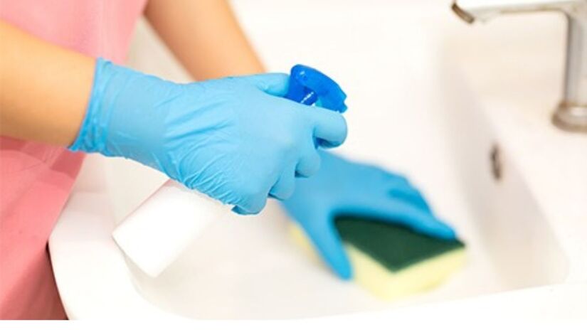 Passo 3: Esfregue a sacola pelo box do banheiro até formar uma espuma/Pexels