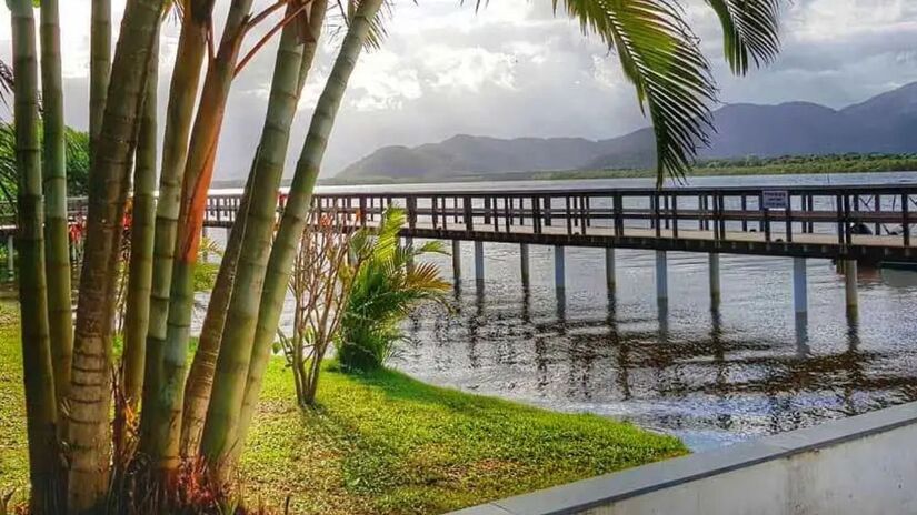 O que fazer além das praias

Parques urbanos: Parque Linear e Parque Lagoa do Dinossauro (lagos, lazer, pedalinho, pista de caminhada).

Dunas: Araçá e Juruvaúva 

Trilhas: Trincheira, Dunas de Juruvaúva, JuruvaúvaPedrinhas, Vila NovaSítio Arthur, Maravilha da Ponta da Praia

Safári Ecológico (UTV): roteiros Pedrinhas (72 km) ou Ponta da Praia (30 km).

Vilas caiçaras: gastronomia com peixes e frutos do mar frescos / Fernando Ribeiro
