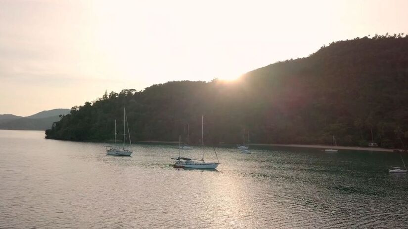 A praia é rústica, pequena e sem qualquer estrutura turística, mantendo um ambiente natural e silencioso