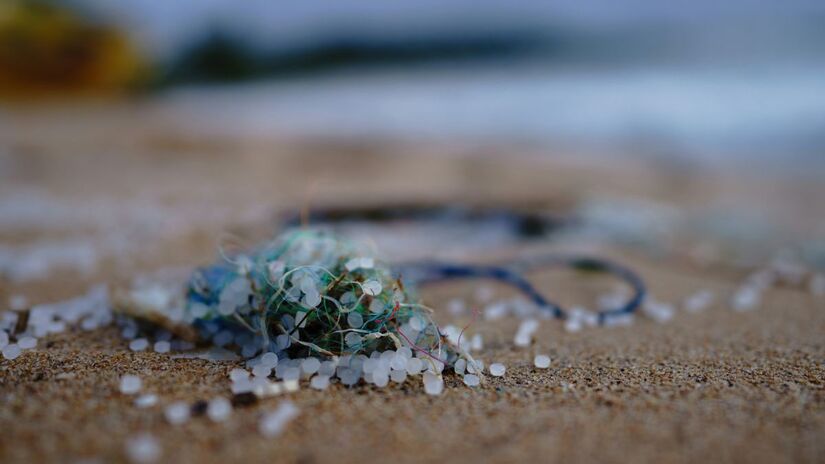 A poluição plástica avança e compromete ecossistemas frágeis ao longo do litoral /Unsplash