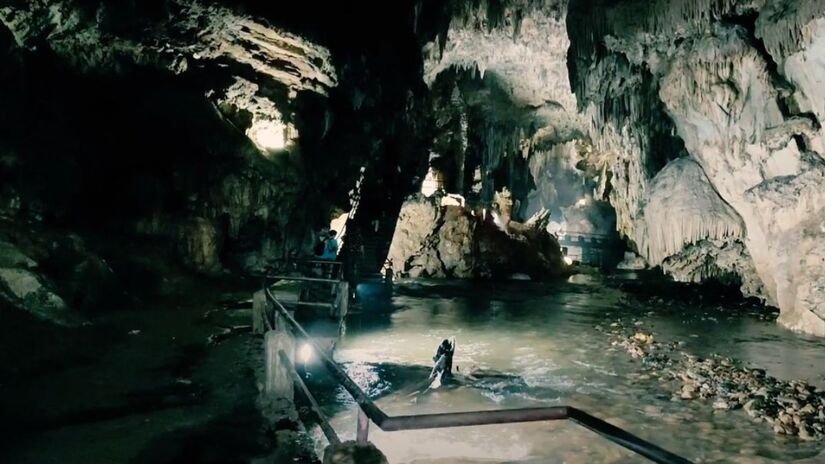 É conhecida por suas formações geológicas impressionantes e iluminação cênica