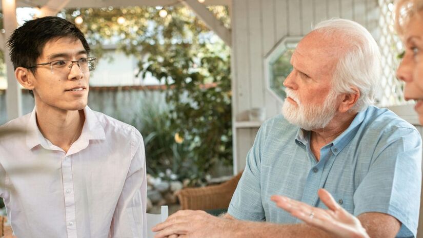 5) "Eu já fiz isso"
Compartilhar experiências é natural, mas há uma linha entre conectar-se e desviar a conversa. Pessoas com dificuldade social podem transformar tudo em si mesmas, tornando a interação centrada nelas.

Se for compartilhar, faça-o brevemente e relacione sua experiência à da outra pessoa: "Também passei por algo parecido. Se quiser, conto o que me ajudou. Se preferir, posso só ouvir"/Pexels