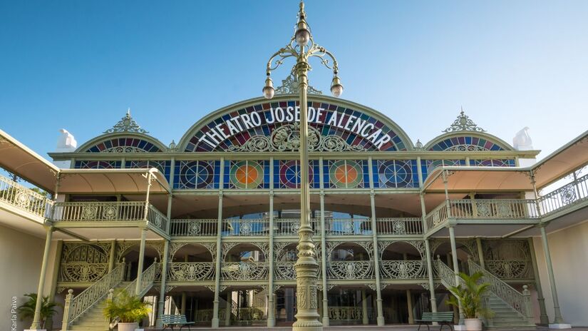 Theatro José de Alencar  Joia arquitetônica em estilo art nouveau inaugurada em 1910, é um dos teatros mais belos do país e símbolo da vida cultural de Fortaleza/ KarlaFPaiva/Wikimedia Commons